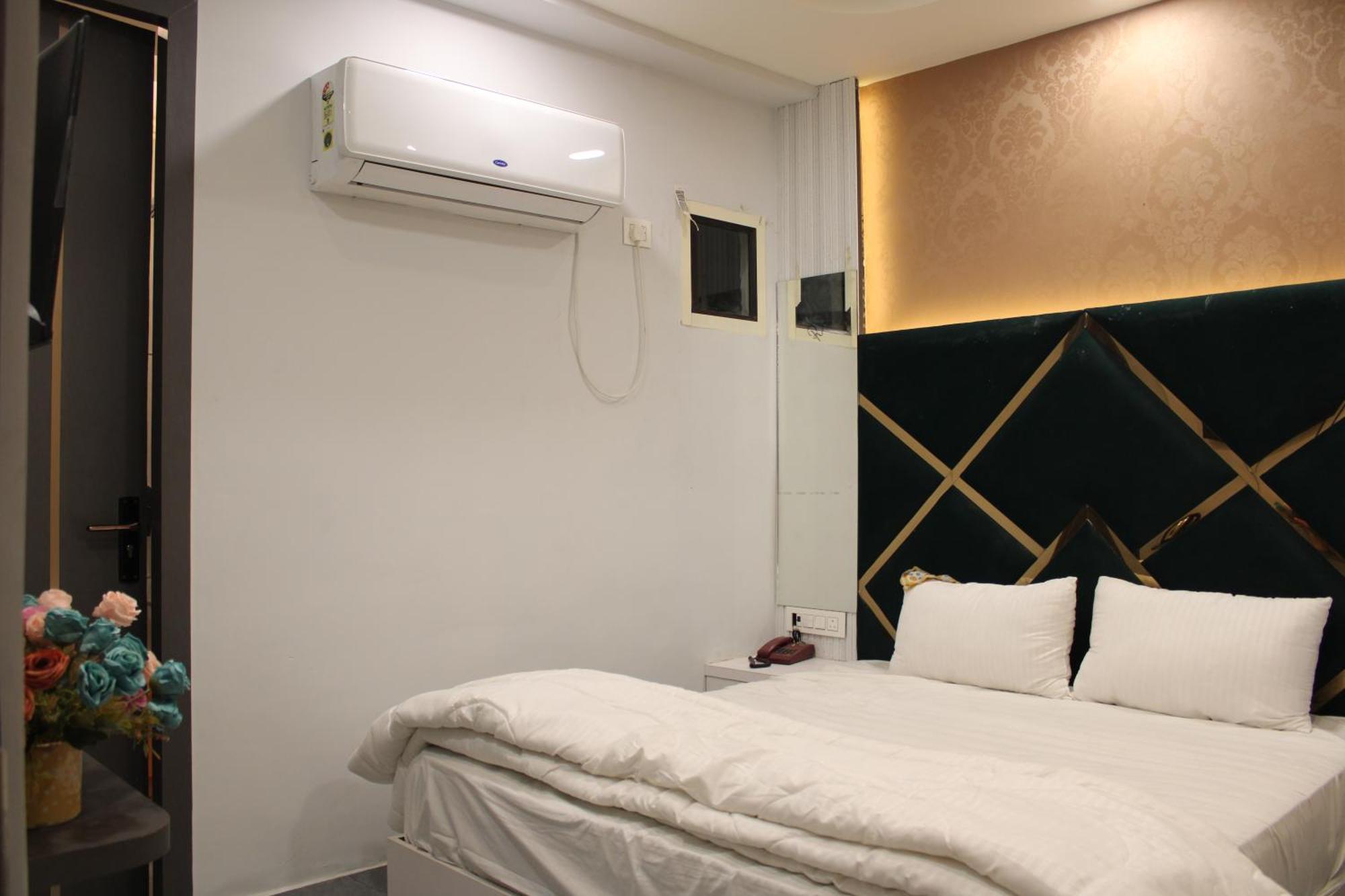 Hotel Gold Stone Kánpur Kültér fotó