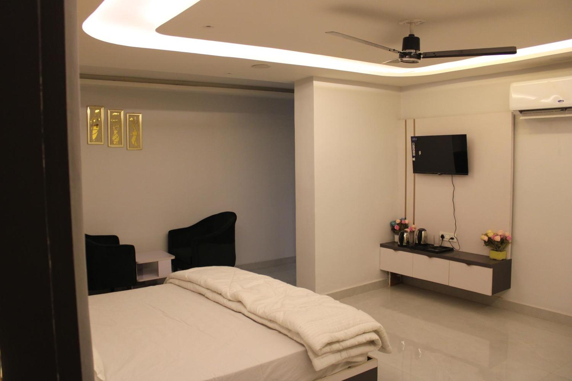 Hotel Gold Stone Kánpur Kültér fotó
